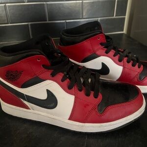 Men’s Air Jordan 1 Mid Chicago Black Toe